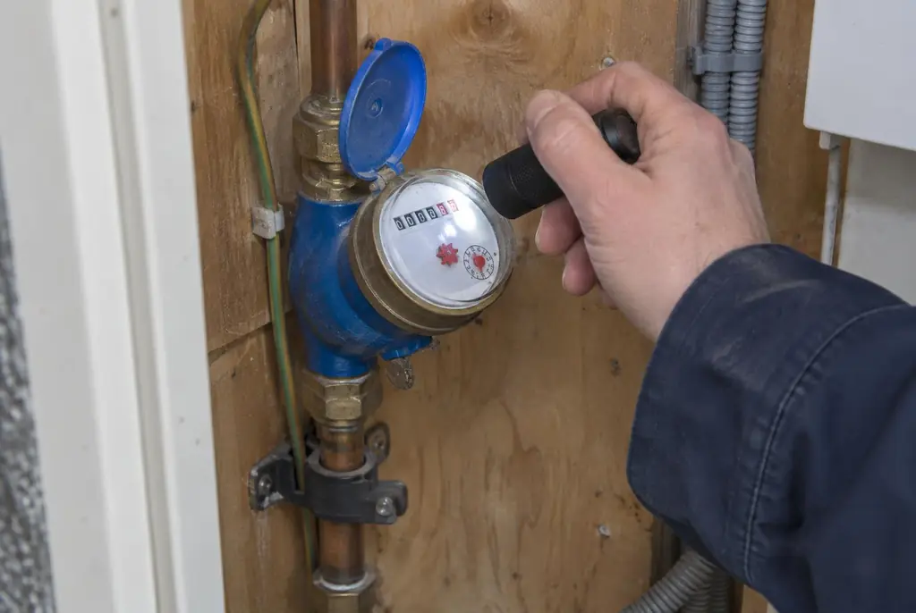 Lekdetectie Heusden – watermeter in de meterkast controleren met een zaklamp